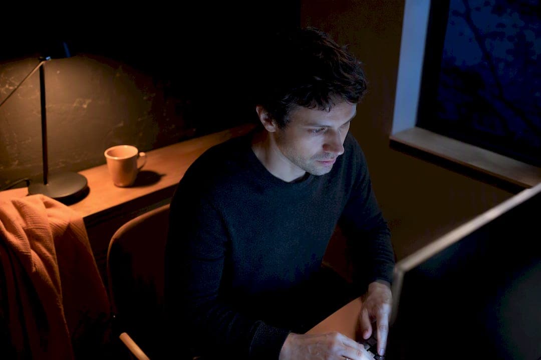 Night Owls: Blue Light Myths and the 1 to 2 Hour Fix